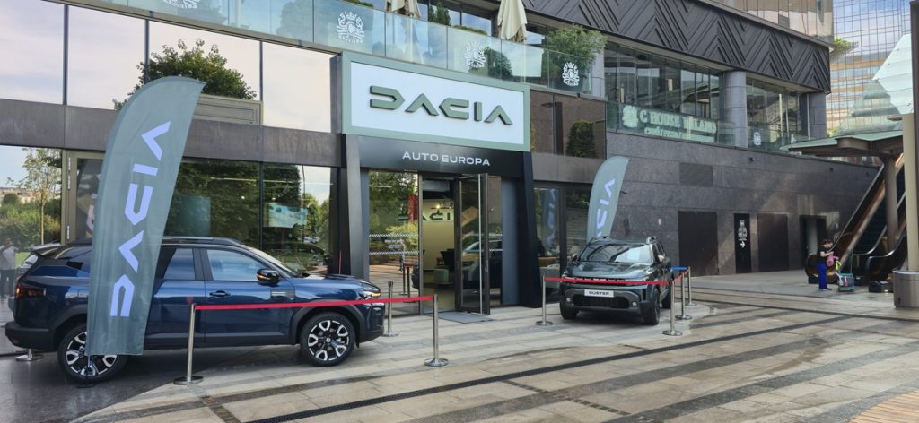 Dacia se plimbă printre oameni curioşi